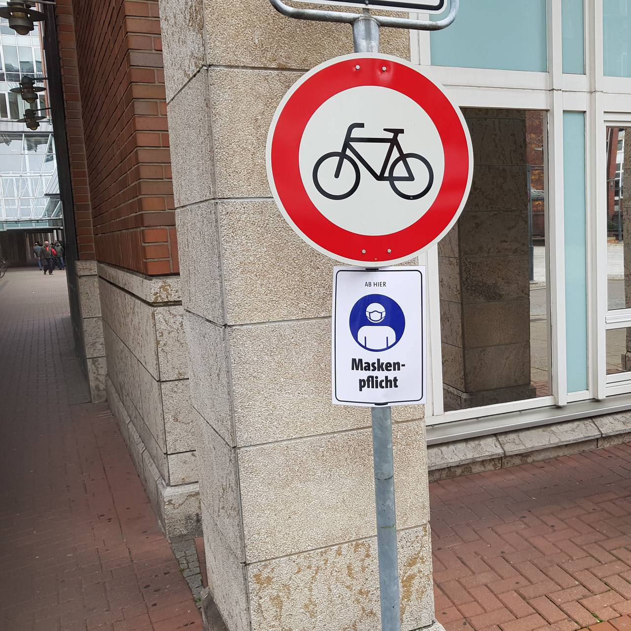 Ein Maskenpflicht-Schild in der Neusser Innenstadt