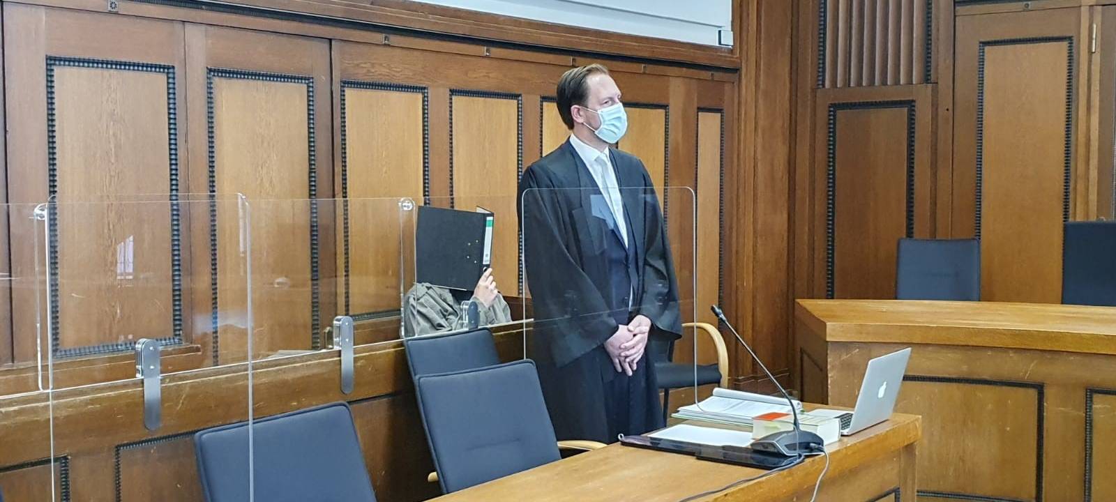 Der Angeklagte und sein Anwalt.