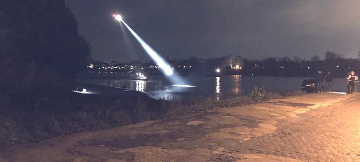 Frau fährt mit Auto in Meerbusch in den Rhein