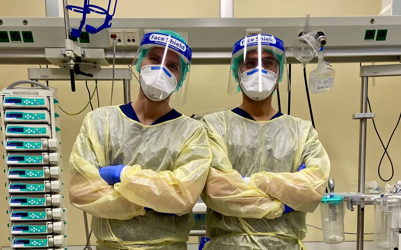 Ärzte in Corona-Ausrüstung im Johanna Etienne Krankenhaus in Neuss