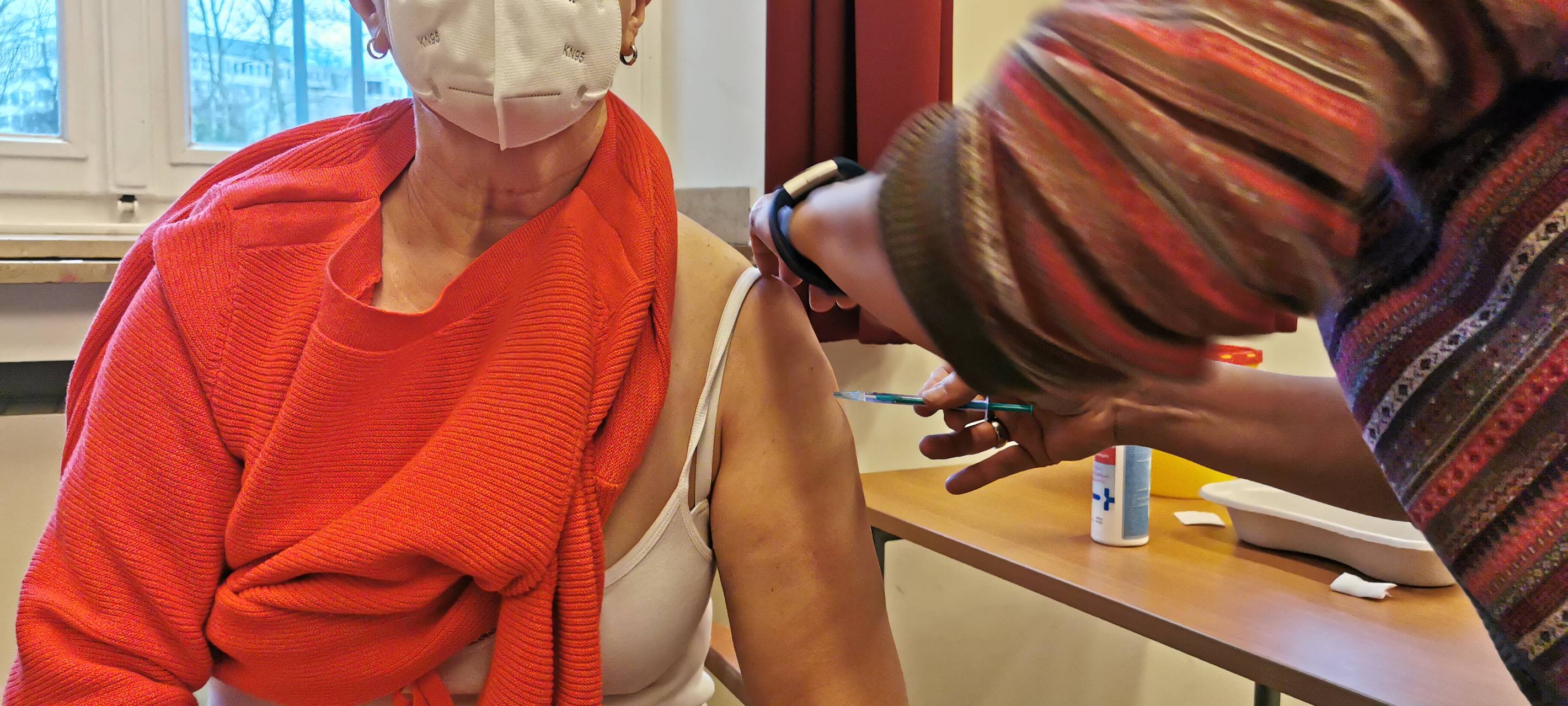 Nahaufnahme einer Impfung im Altenheim "Immaculata"