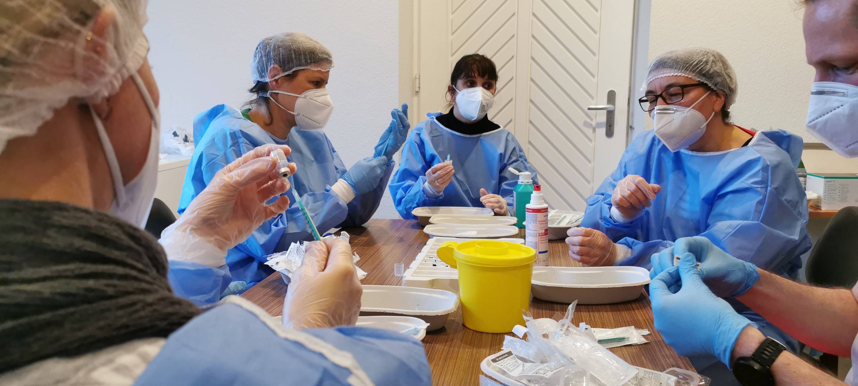 Das Team der Freiwilligen bereitet die Impfung vor