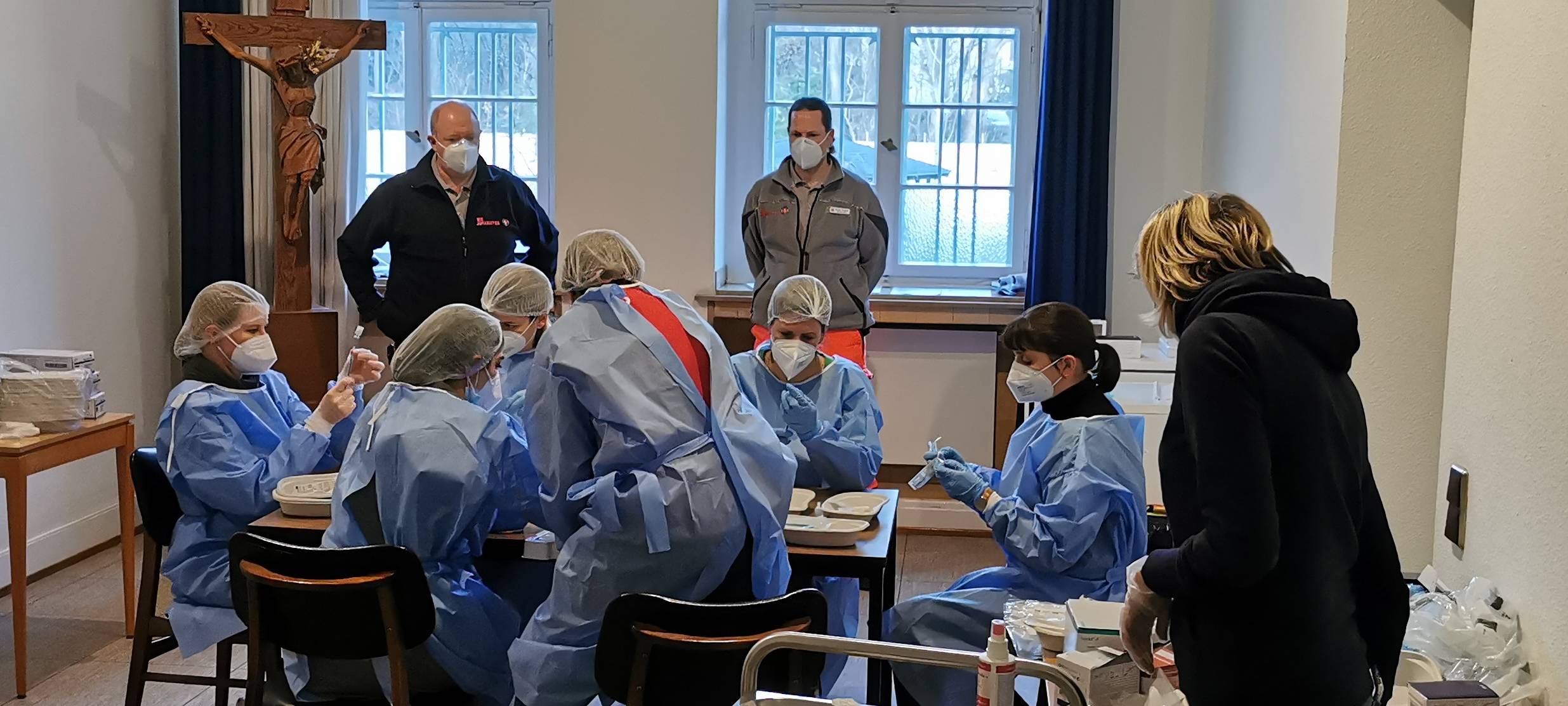 Viele Freiwillige helfen bei der Impfung