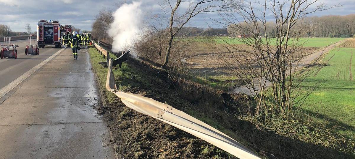 A 52 bei Meerbusch-Büderich: Ferrari brennt nach Unfall aus
