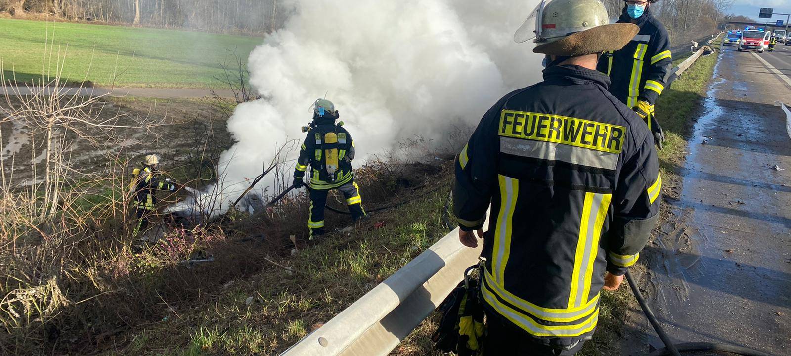 A 52 bei Meerbusch-Büderich: Ferrari brennt nach Unfall aus