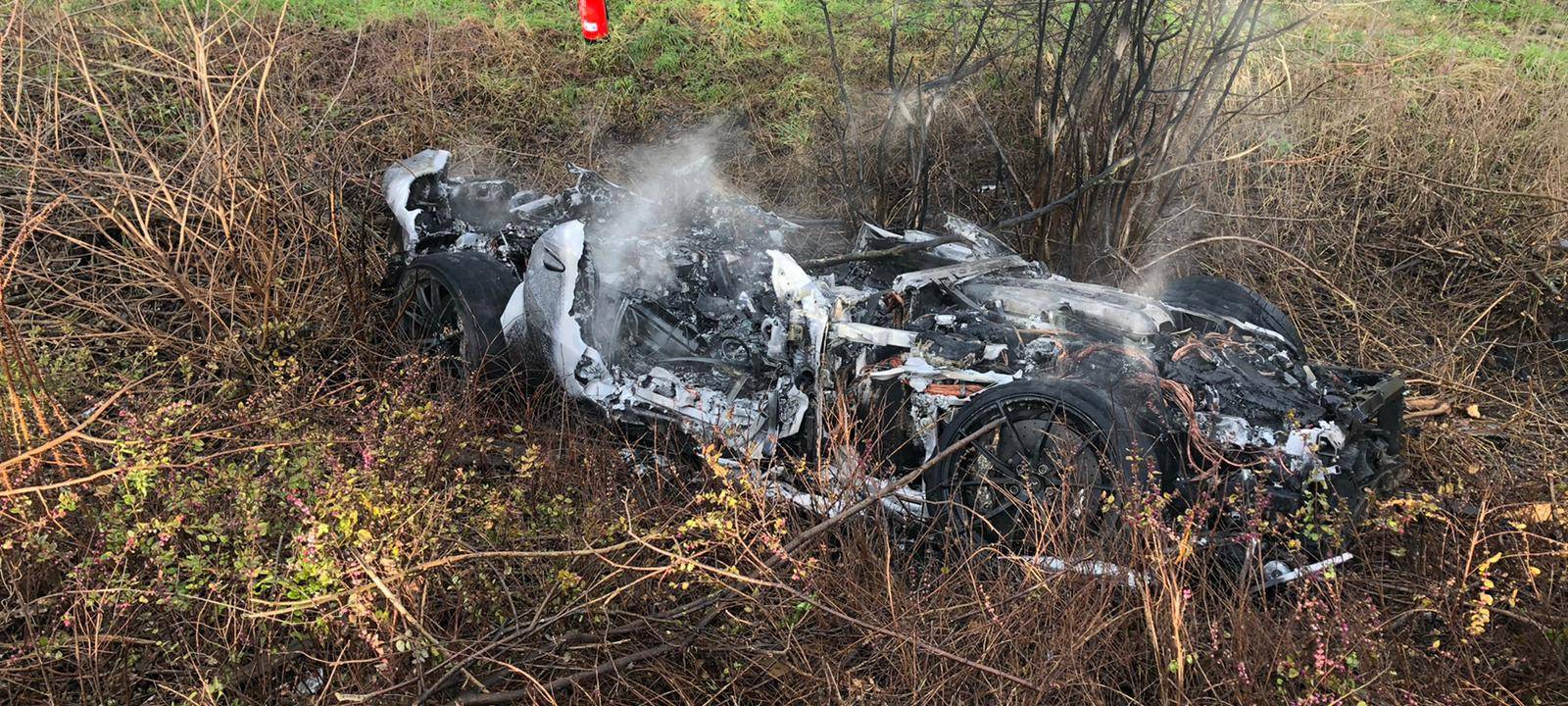 A 52 bei Meerbusch-Büderich: Ferrari brennt nach Unfall aus