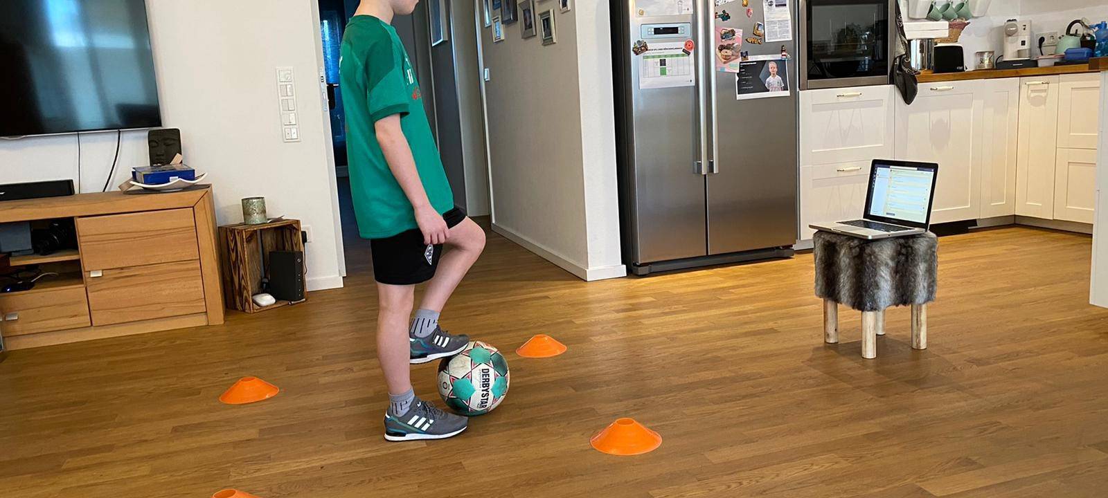 Wie Gladbach-Nachwuchsspieler Max aus Neuss online trainiert