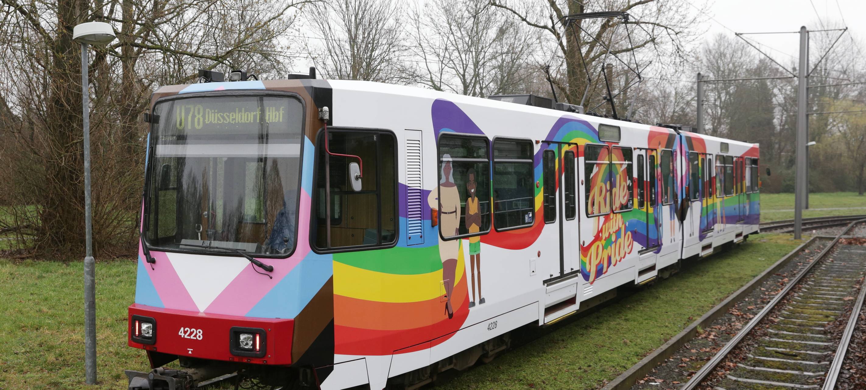 Regenbogenbahn in Neuss unterwegs