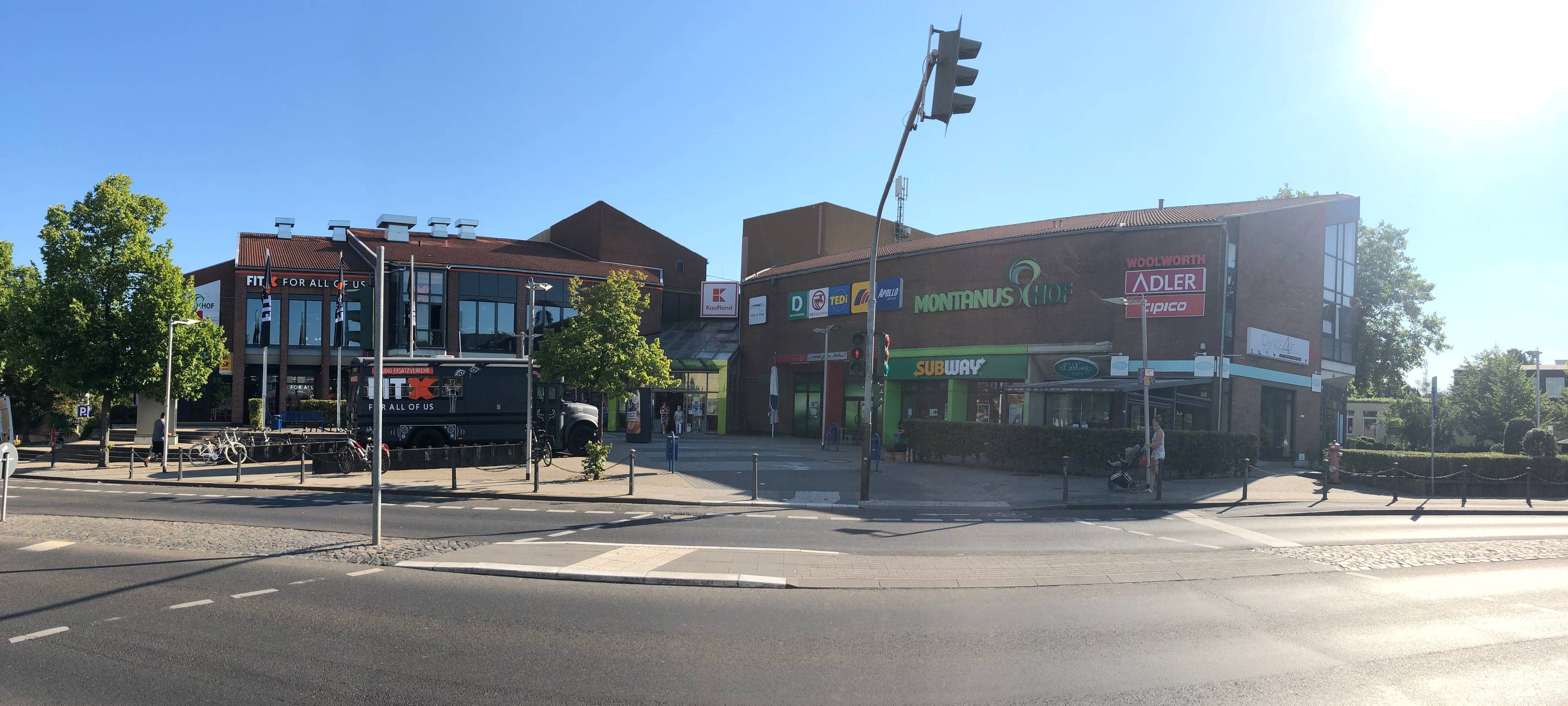 Montanushof in Grevenbroich wieder komplett auf