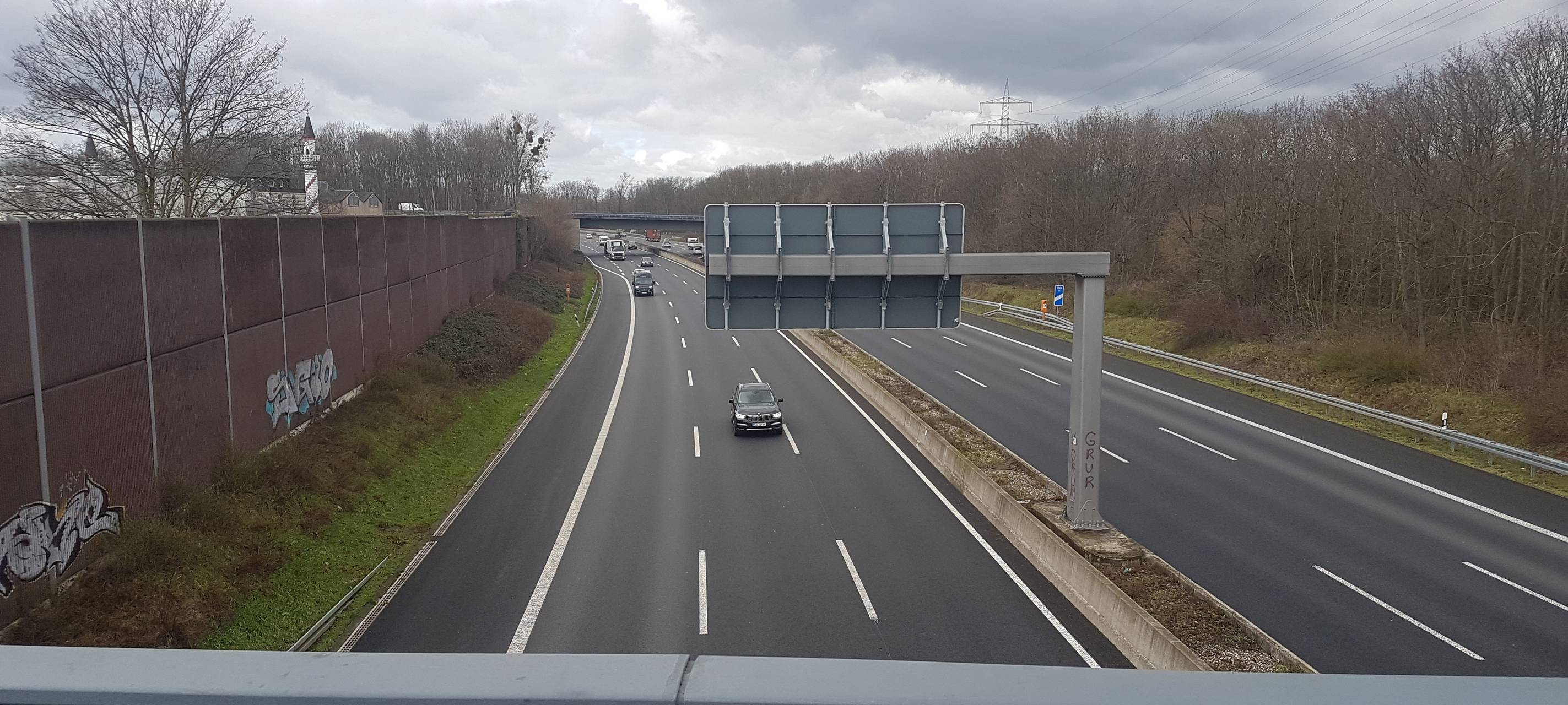 Neuss: Unbekannte werfen wieder Gegenstände von A-57-Brücke