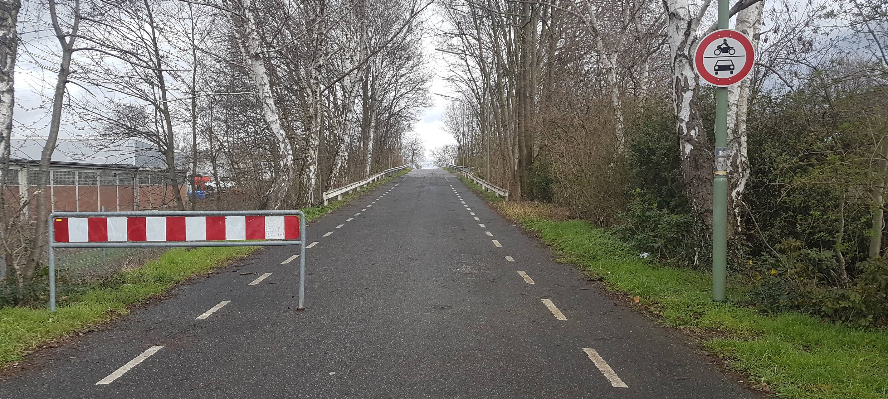 Neuss: Unbekannte werfen wieder Gegenstände von A-57-Brücke