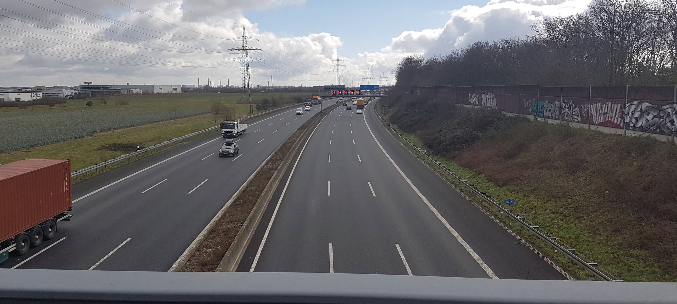 Neuss: Unbekannte werfen wieder Gegenstände von A-57-Brücke
