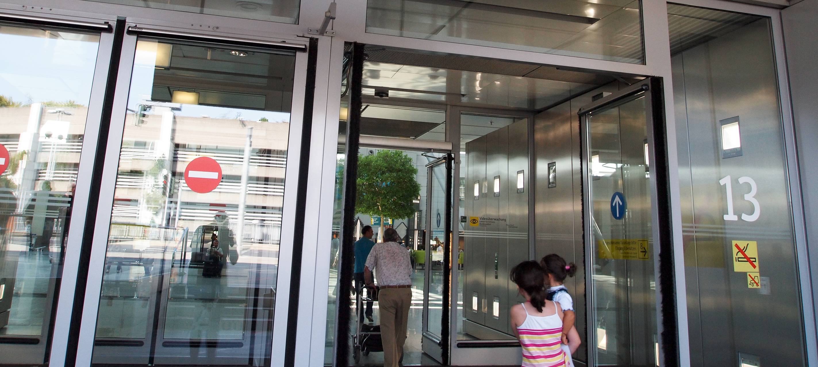 Illegales Parken am Flughafen - A44-Standstreifen gesperrt