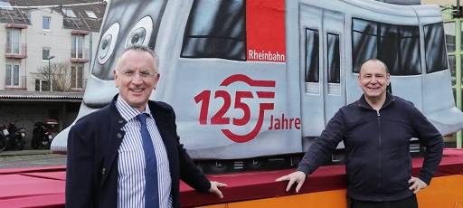 Jubiläums-Rheinbahn-Wagen von Jacques Tilly unterwegs