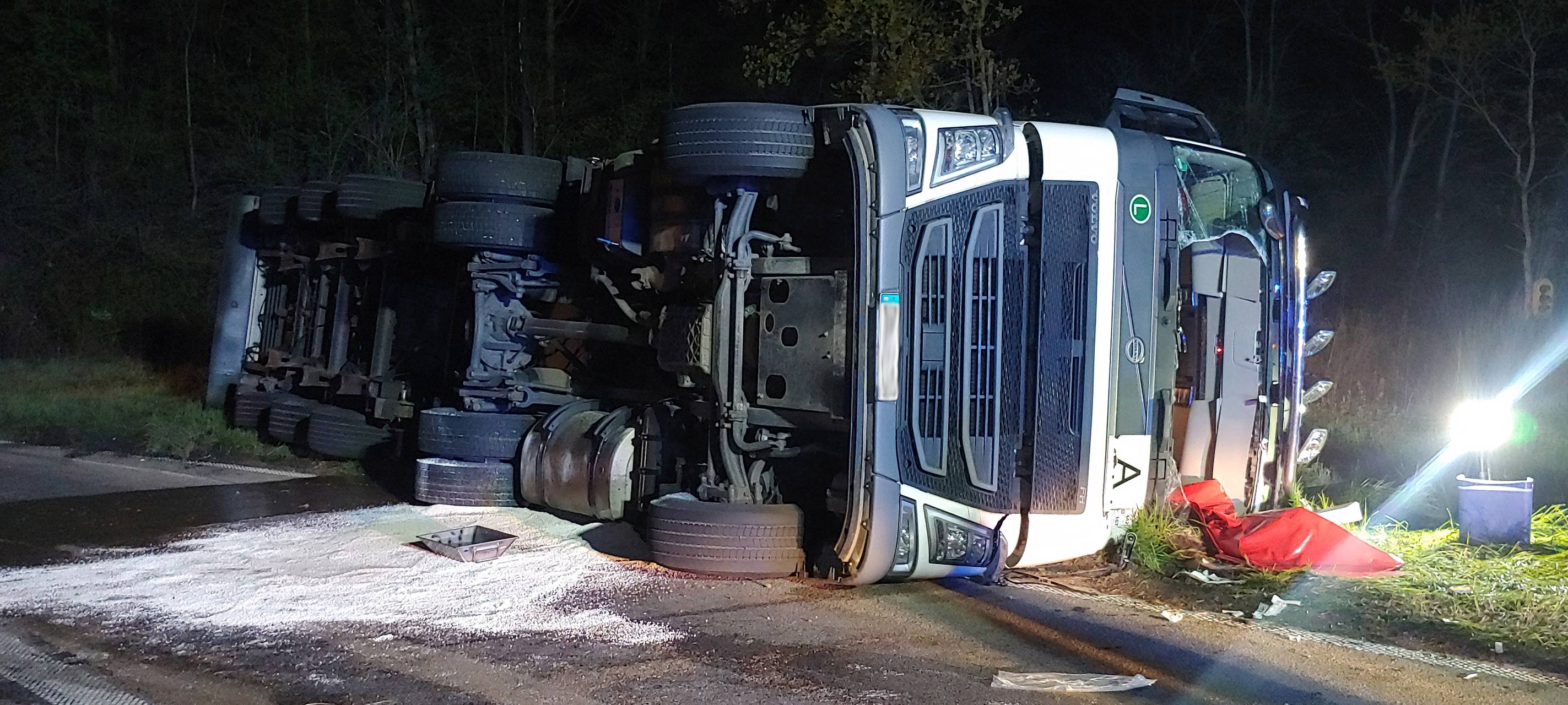 Laster mit Biomasse kippt auf A57-Ausfahrt Dormagen um