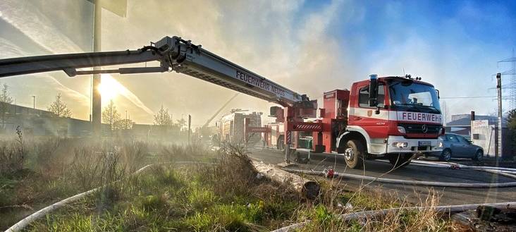 Großbrand auf Schrottplatz zwischen Neuss und Kaarst