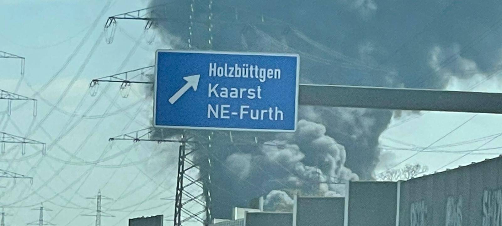 Großbrand auf Schrottplatz zwischen Neuss und Kaarst