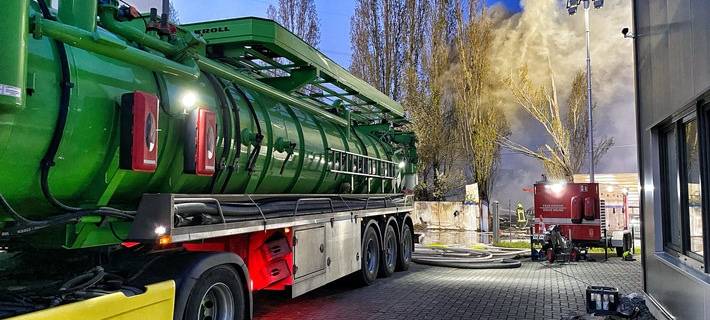 Großbrand auf Schrottplatz zwischen Neuss und Kaarst