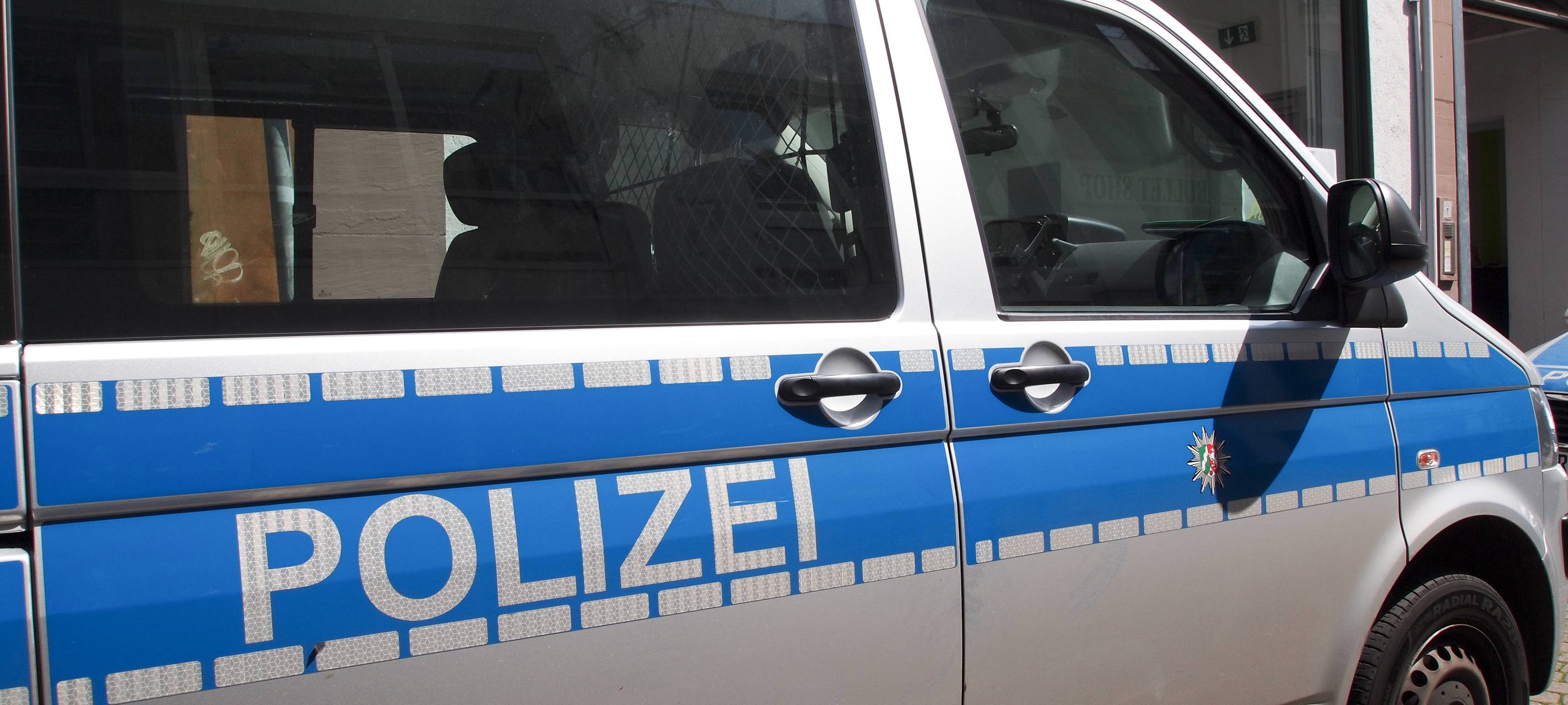Neuss: Fettleibiger Mann zeigt sich nackt vor Frau