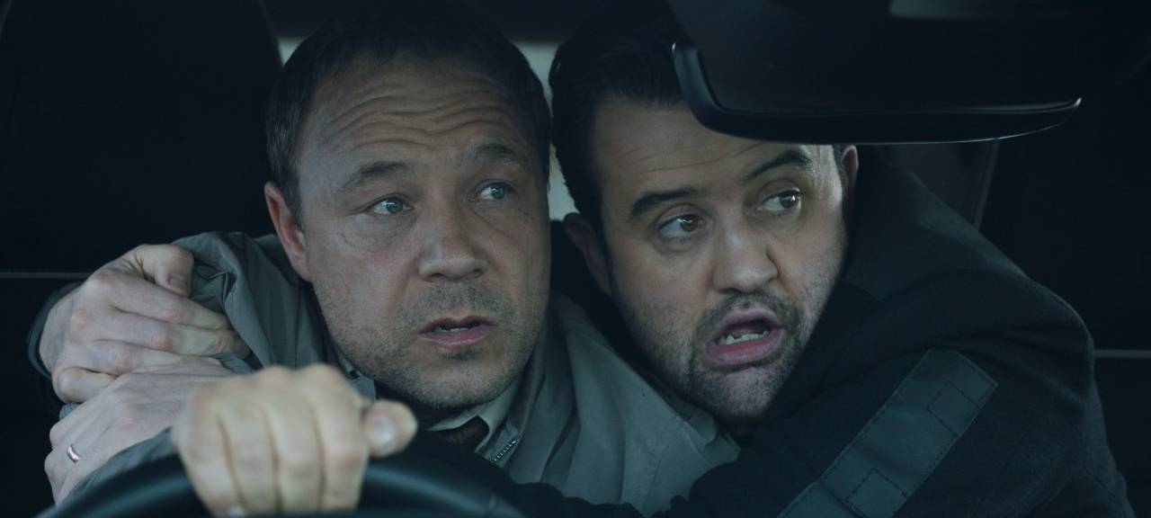 Major und Carver im Auto.