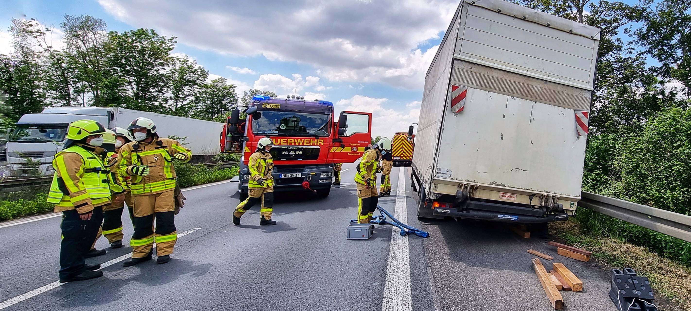 LKW verliert Reifen auf der A 46 bei Grevenbroich