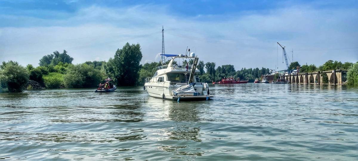 Havarien auf dem Rhein bei Neuss