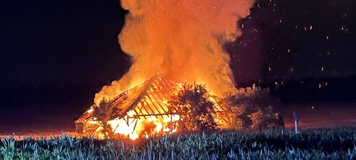 Feldscheune in Grevenbroich brennt nieder
