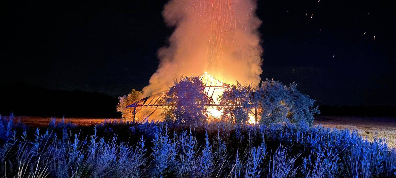 Feldscheune in Grevenbroich brennt nieder