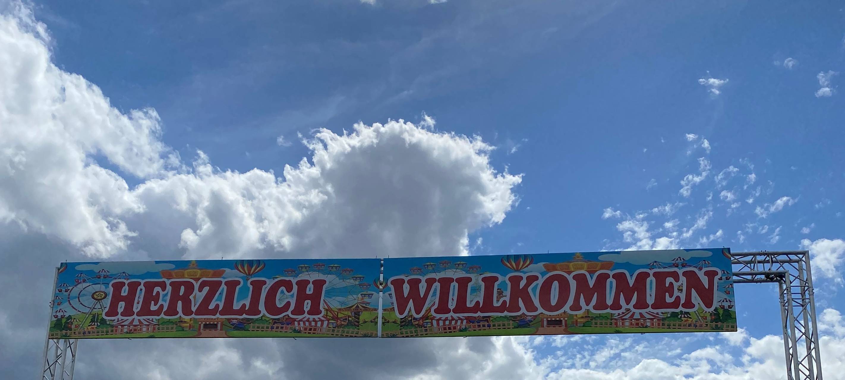 Der Eingang zum Schaustellerpark auf dem Schützenplatz in Dormagen