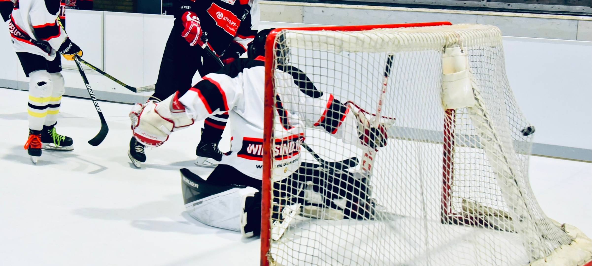 Plastik-Eis in der Neusser Eishalle