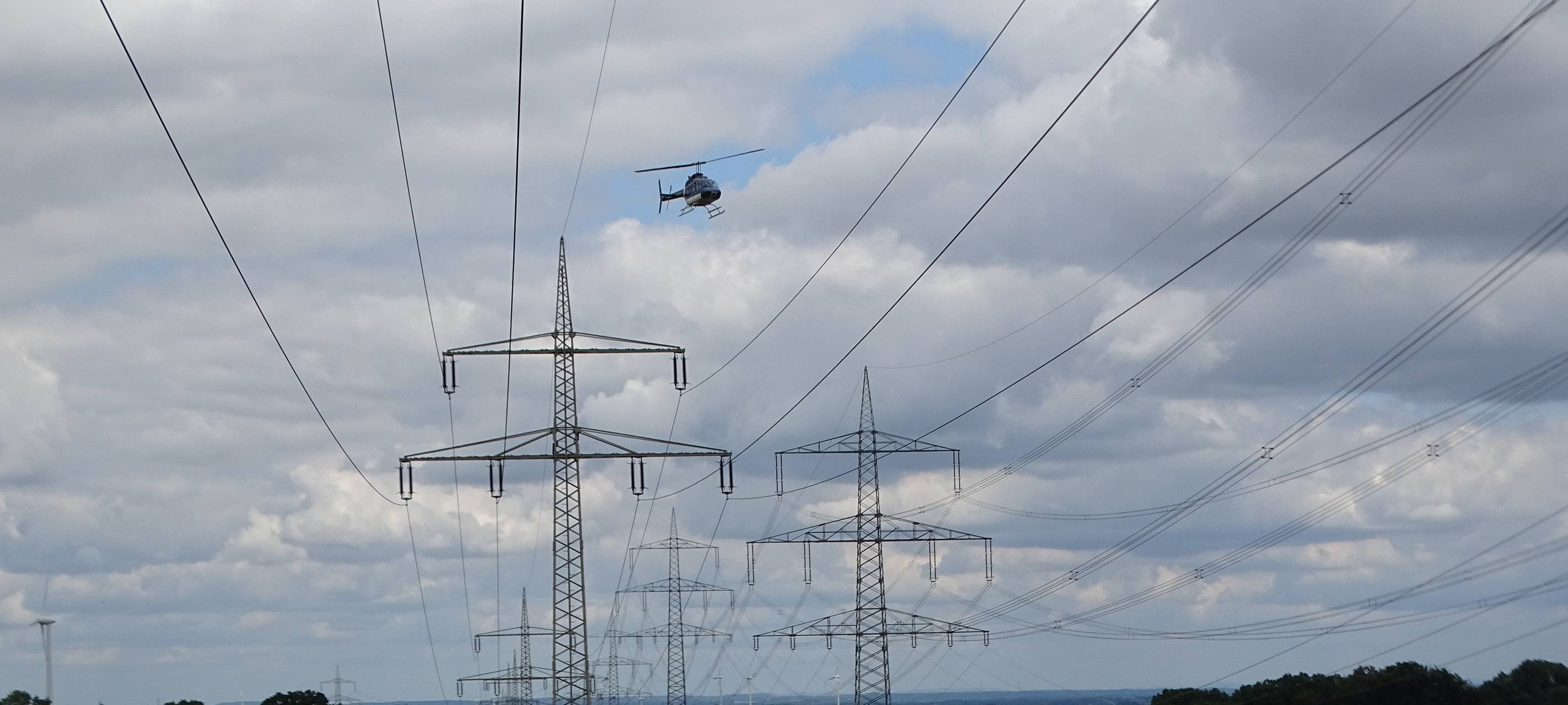 Stromleitungen werden mit Hubschrauber abgeflogen