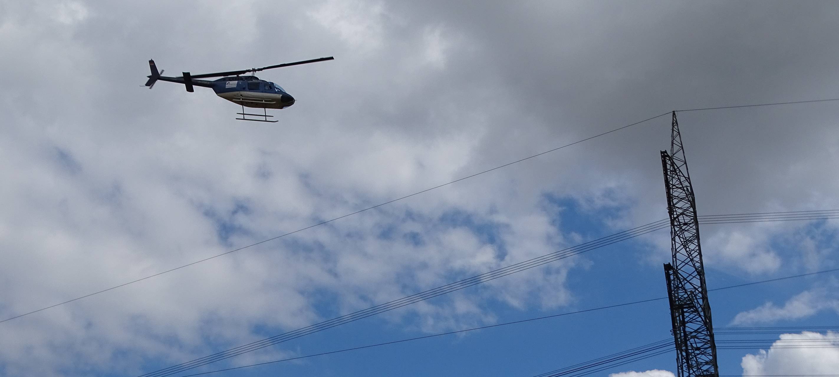 Helikopter kontrolliert Stromleitungen im Rhein-Kreis Neuss