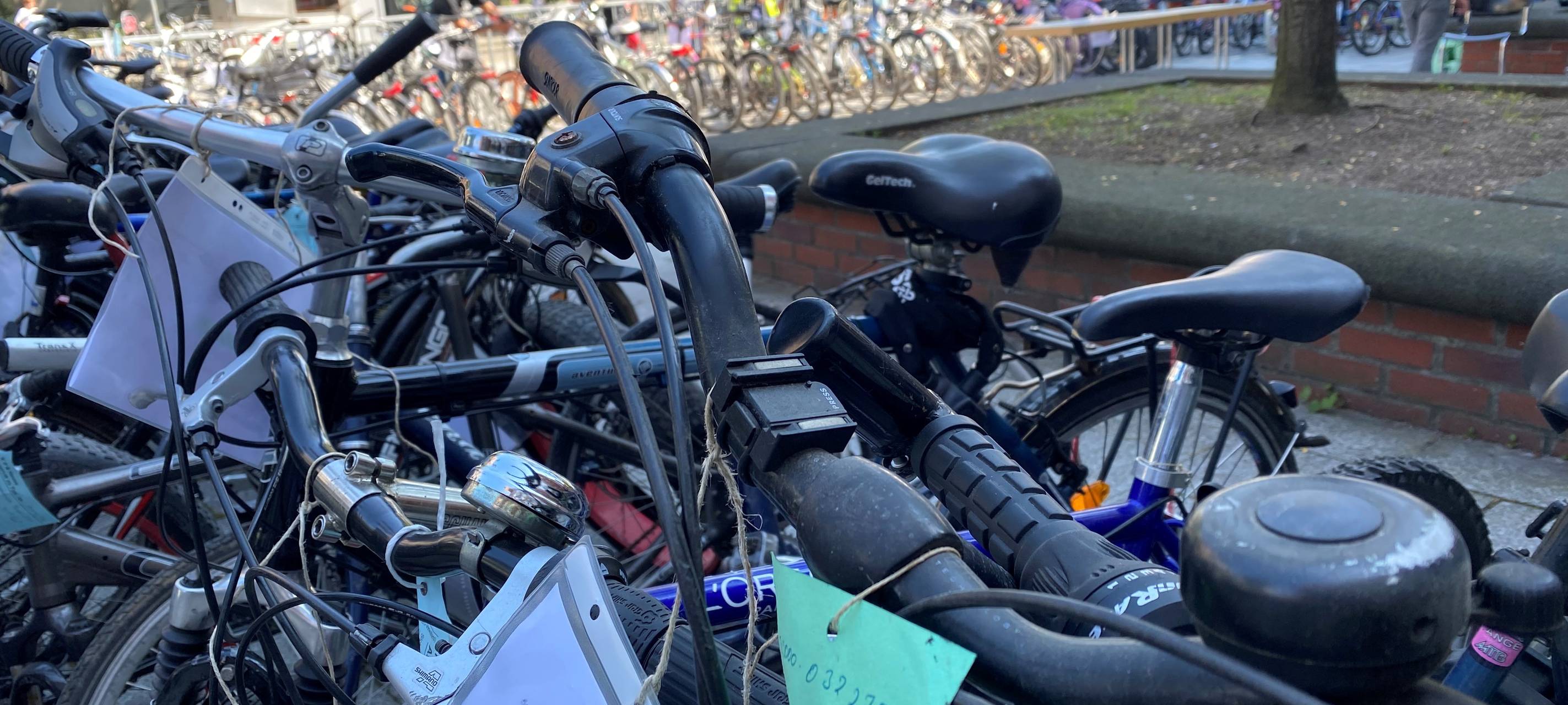 Hot oder Schrott: Fahrradversteigerung in Neuss