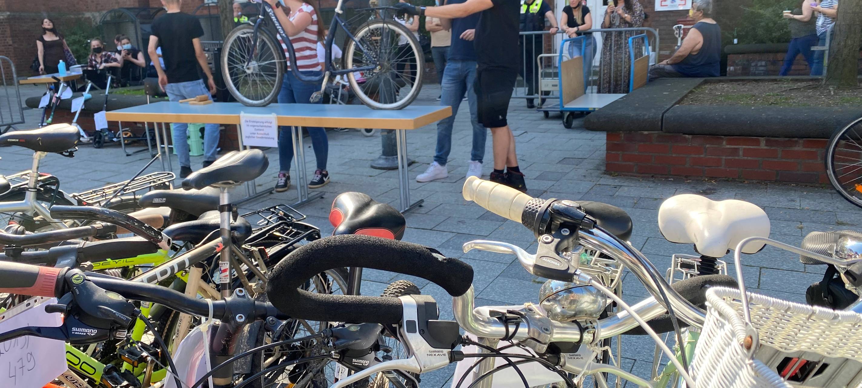 Hot oder Schrott: Fahrradversteigerung in Neuss