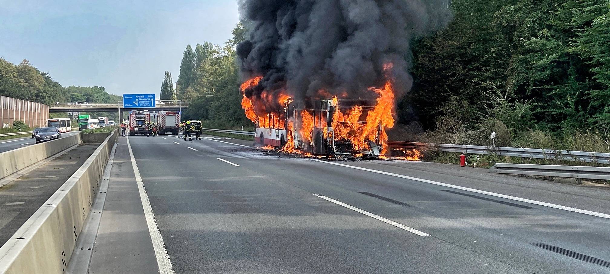 Brennender Bus sorgte für lange Staus auf der A46 bei Neuss