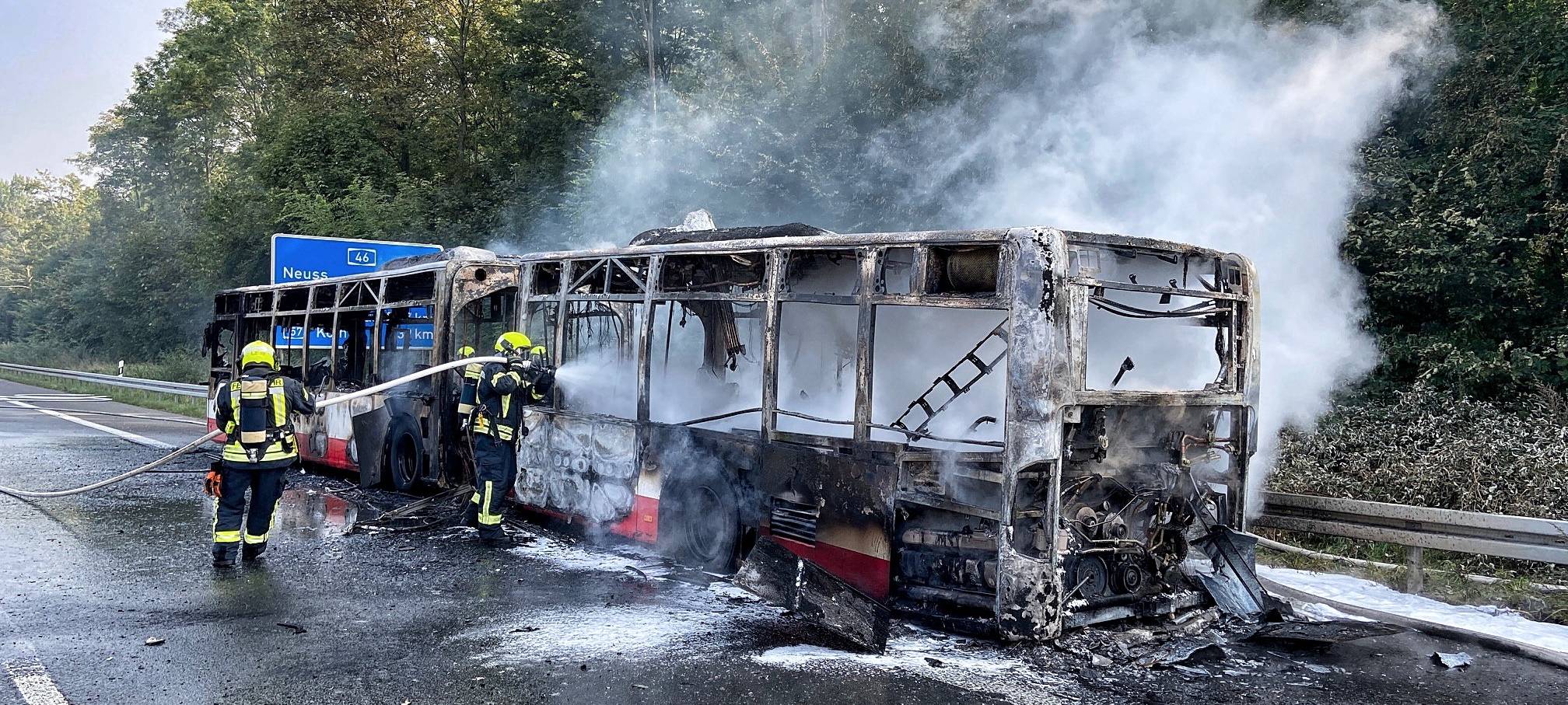 Brennender Bus sorgte für lange Staus auf der A46 bei Neuss