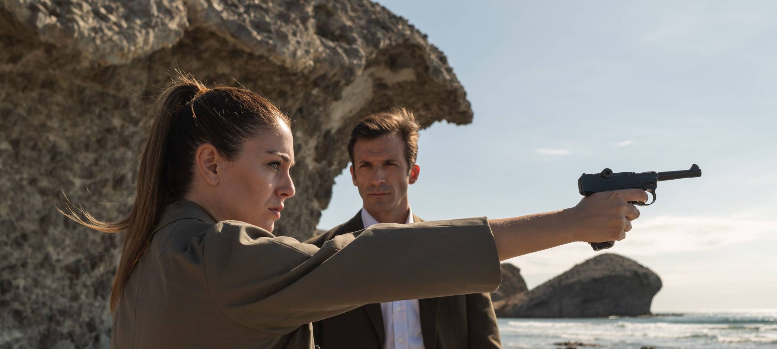 Isabel an der Waffe.