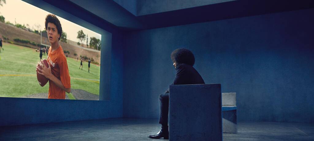 Colin Kaepernick und sein junges Ich auf der Leinwand.