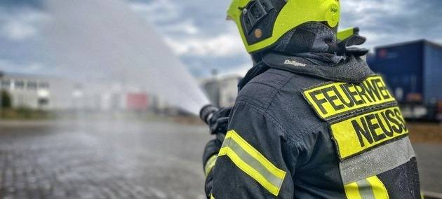 Neusser Feuerwehr verhindert Hallenbrand