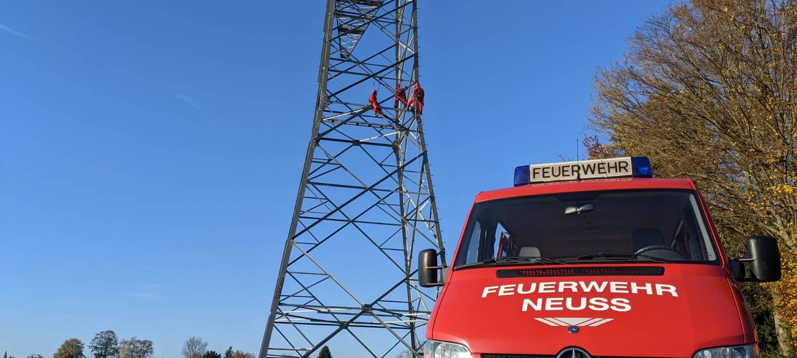 Kletterübung an Strommast in Neuss Reuschenberg