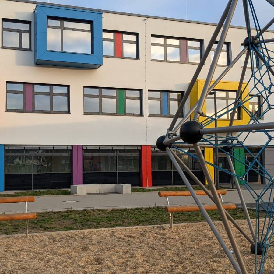 Außenansicht Schulhof Sekundarschule in Dormagen