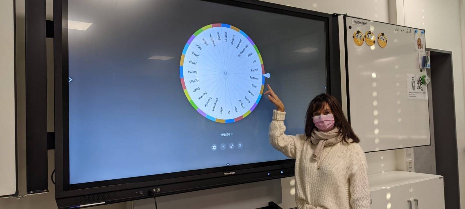 Activepanel (Smartboard) und Lehrerin Ramona Krekovic Sekundarschule in Dormagen