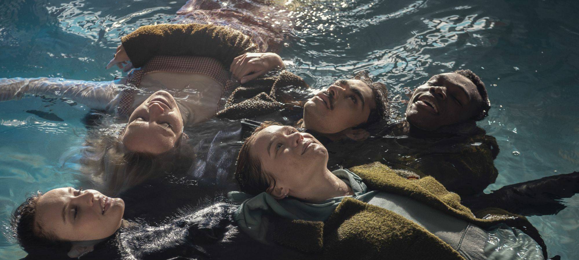 Die Clique im Wasser.