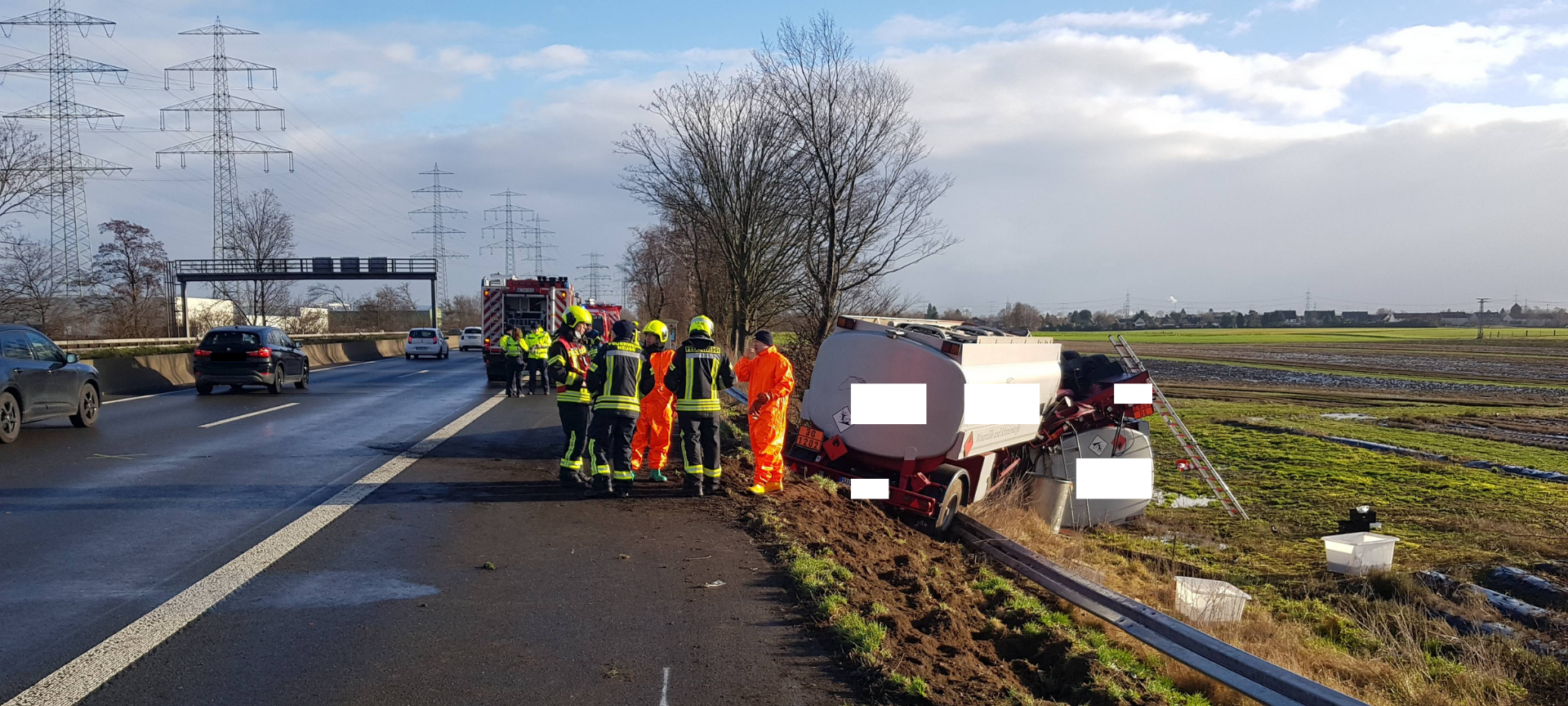 Aufräumarbeiten nach LKW-Unfällen auf A57 und B1 beendet