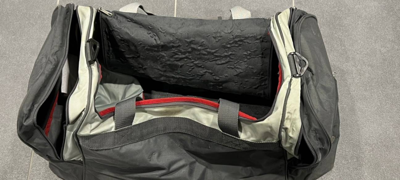 Kanninchen in Sporttasche in Grevenbroich-Elsen ausgesetzt