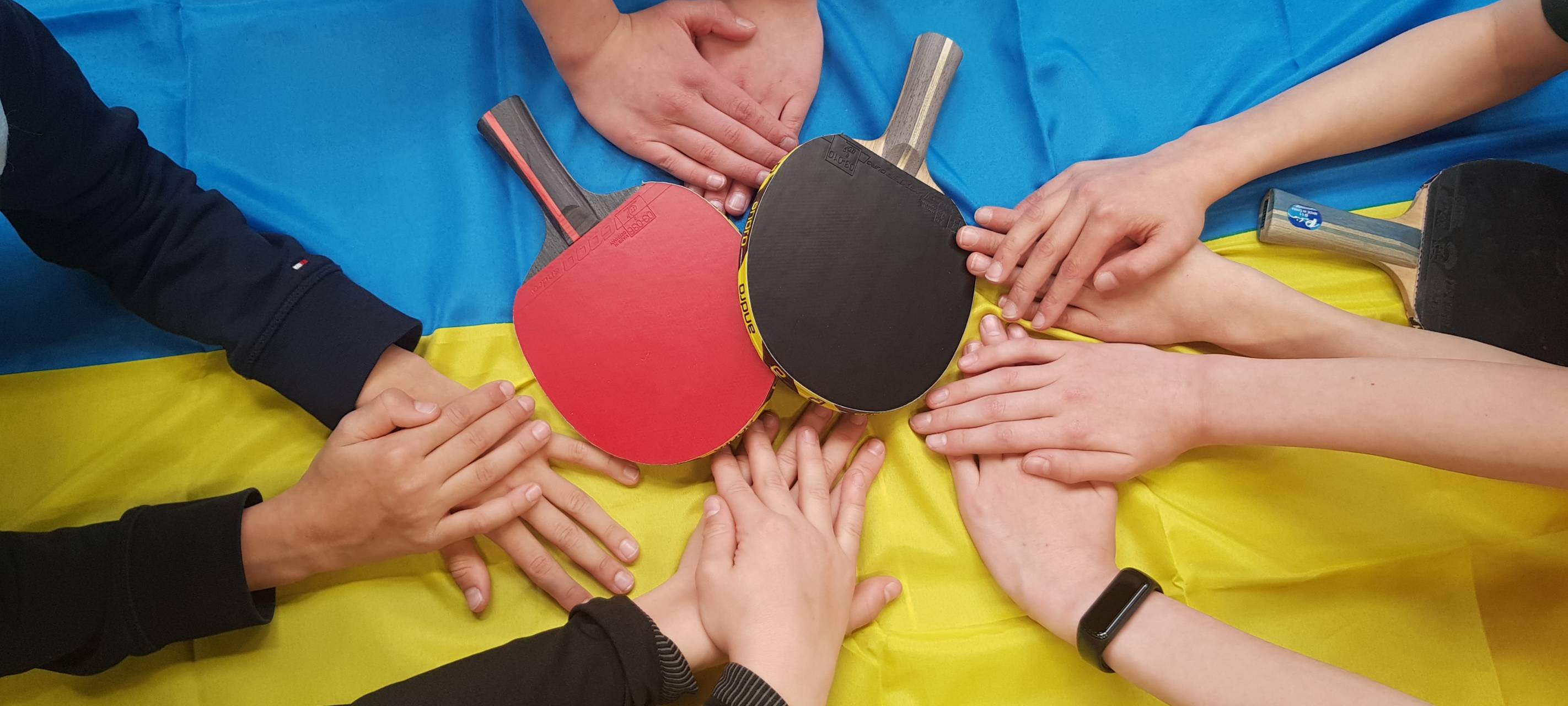 Ukrainische Waisenkinder spielen Tischtennis in Kaarst