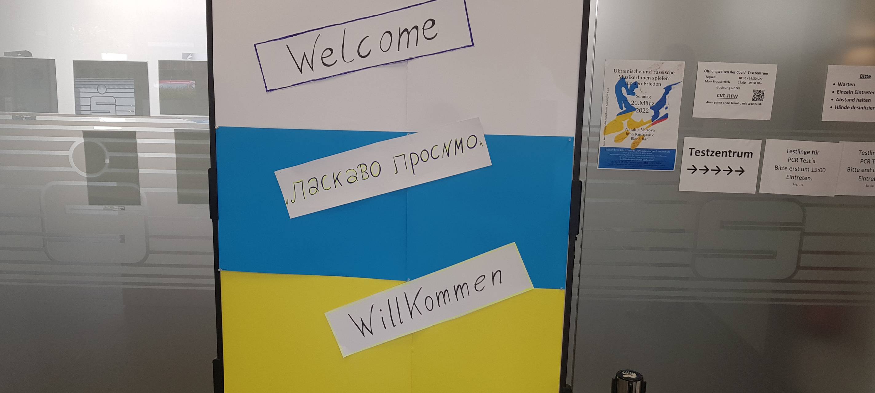 Das Willkommens-Plakat am Eingang des Ukraine-Treffs