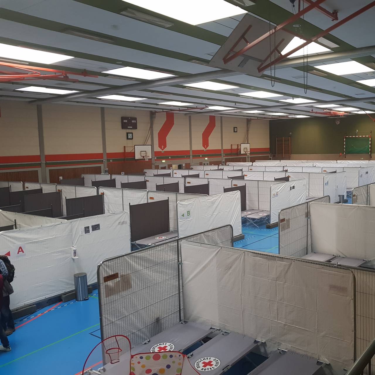 Die Halle am Berufsbildungszentrum in Grevenbroich wurde für Geflüchtete aus der Ukraine hergerichtet