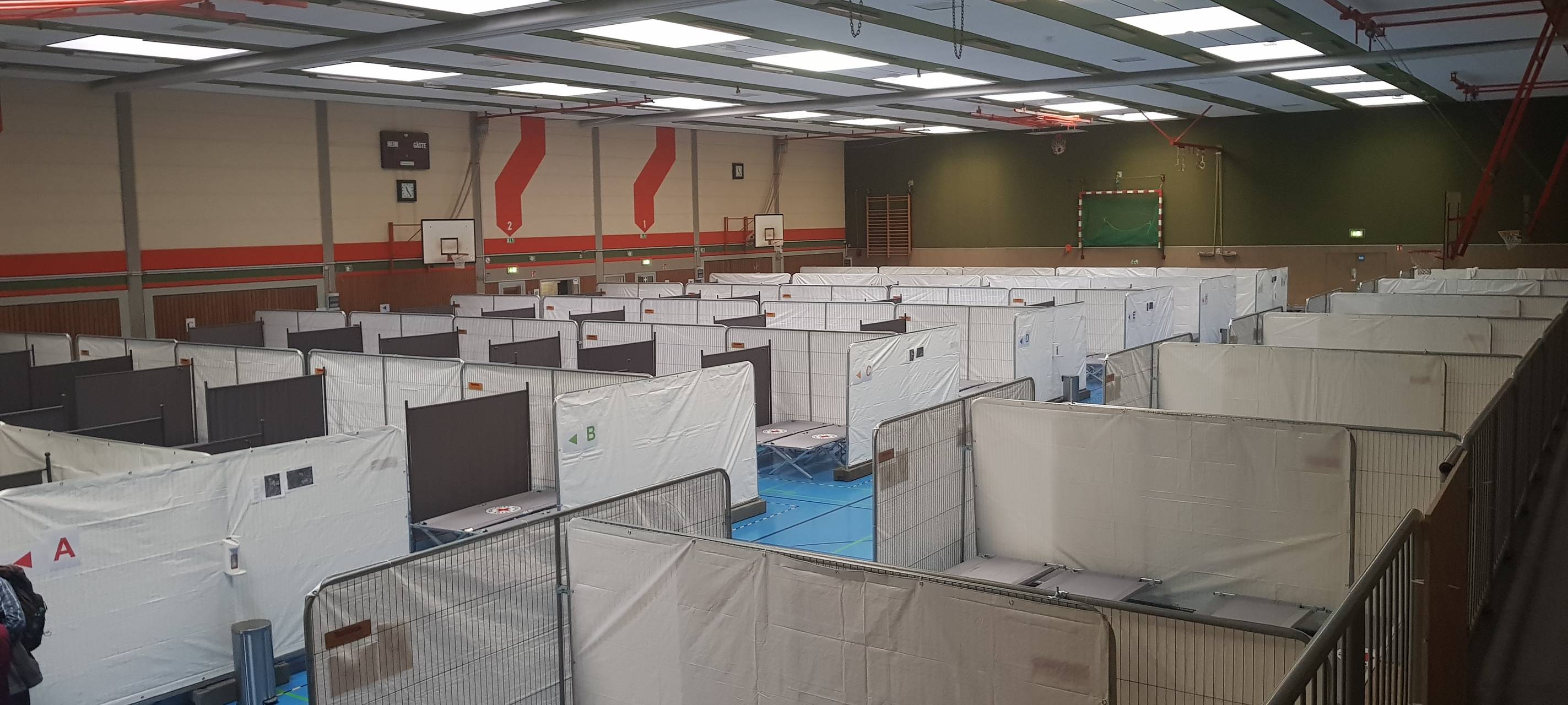 Die Halle am Berufsbildungszentrum in Grevenbroich wurde für Geflüchtete aus der Ukraine hergerichtet