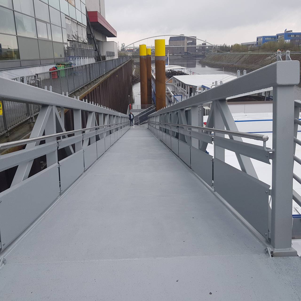 Bei Niedrigwasser ist der Steiger ziemlich steil